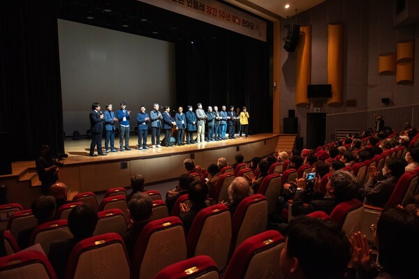 10일 오후 서울 은평문화예술회관에서 열린 시민언론 민들레 1주년 후원한마당에서 민들레 필진들과 후원자들이 상견례를 하고 있다. 2023.11.10. 사진작가 김동원