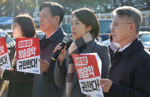 더불어민주당 고민정 의원 등 국회 과학기술정보방송통신위원회 소속 민주당 의원들이 13일 오전 용산 대통령실 앞에서 윤석열 대통령이 박민 KBS 사장 후보자 임명안을 재가한 것을 두고 "또 한 명의 낙하산 인사가 공영방송 KBS 역사에 오점을 남기는 순간"이라고 비판하고 있다. 왼쪽부터 허숙정, 조승래, 고민정, 민형배 의원. 연합뉴스