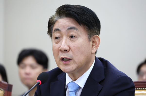 이동관 방송통신위원장이 후보자 신분으로 지난 8월 18일 국회에서 열린 인사청문회에서 의원 질의에 답하고 있다. 2023.8.18 연합뉴스