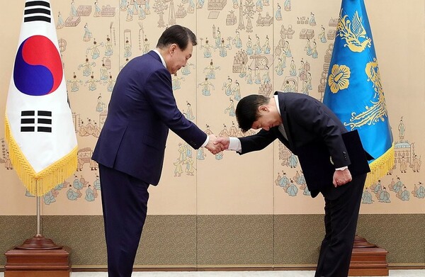 윤석열 대통령이 지난 8월 25일 서울 용산 대통령실 청사에서 이동관 신임 방송통신위원장에게 임명장을 수여한 뒤 악수하고 있다. 2023.8.25 [대통령실통신사진기자단]