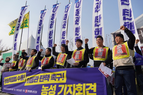 전국언론노동조합 조합원들이 15일 오후 서울 여의도 국회 앞에서 ‘이동관 방송통신위원회 위원장 탄핵’과 ‘윤석열 대통령의 방송법 수용’을 요구하는 시위를 벌이고 있다. 전국언론노동조합