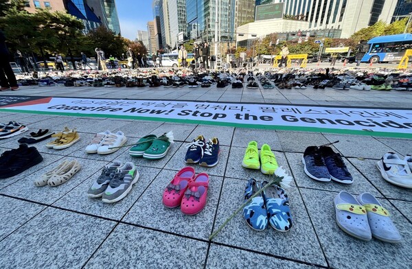 '팔레스타인과 연대하는 한국 시민사회 긴급행동'은 17일 오전 서울 종로구 보신각 앞 광장에서 '모든 희생자를 애도하는 신발들의 시위'를 열고, 신발 2000켤레를 설치했다. 신발은 이스라엘의 가자지구 공습과 폭격에 의해 희생된 팔레스타인인들을 상징한다. 2023.11.17. 김성진 기자
