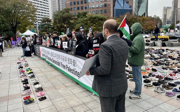 '팔레스타인과 연대하는 한국 시민사회 긴급행동'은 17일 오전 서울 종로구 보신각 앞 광장에서 '모든 희생자를 애도하는 신발들의 시위'를 열었다. 팔레스타인인 아벳(Abed, 맨 오른쪽)도 참가해서 구호를 외쳤다. 2023.11.17. 김성진 기자