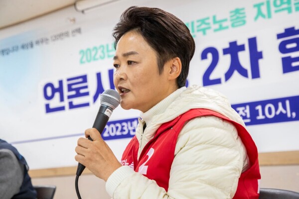 17일 오전 서울 정동 민주노총에서 열린 민주노총 직선4기 위원장 선거 합동토론회에서 기호 2번 '다르게 강렬하게' 선본의 이영주 사무총장 후보가 발언하고 있다. 2023.11.17. 노동과세계 제공