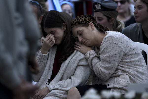 예루살렘의 마운트 헤르치 군인 묘지에서 진행된 가자 전쟁 중 숨진 한이스라엘 장교의 장례식에서 그의 약혼녀가 눈물을 흘리고 있다. 2023. 11. 16 [AP=연합뉴스]
