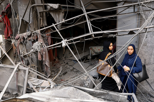 가자 남부의 칸 유니스에서 이스라엘군과 하마스의 교전이 진행 중인 가운데, 팔레스타인 여인들이 이스라엘군의 폭격에 무너진 집 앞에 서 있다. 2023. 11. 15 [로이터=연합뉴스]
