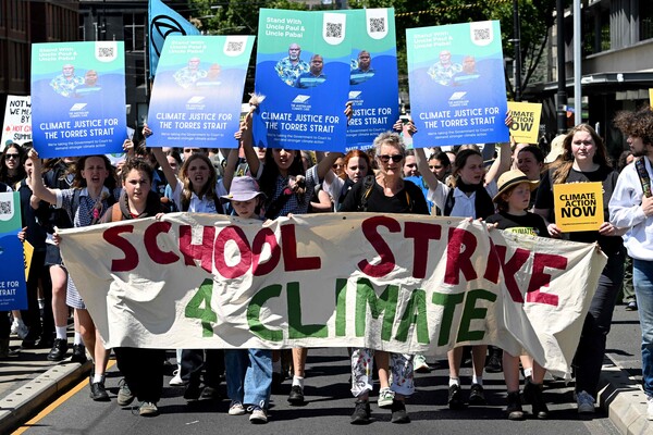 17일(현지시간) 호주 멜버른에서 학생들이 플래카드를 들고 '기후를 위한 결석 시위'(School Strike 4 Climate)를 펼치고 있다. '기후를 위한 결석 시위'는 스웨덴 청소년 기후운동가 그레타 툰베리가 시작한 전 세계적 청소년 기후 운동이다. 2023.11.17. AFP 연합뉴스