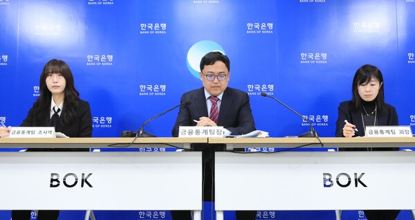서정석 한국은행 경제통계국 금융통계팀장(가운데)이 21일 오전 서울 중구 한국은행에서 올해 3/4분기 가계신용(잠정)의 주요 특징을 설명하고 있다. 2023.11.21 [한국은행 제공]