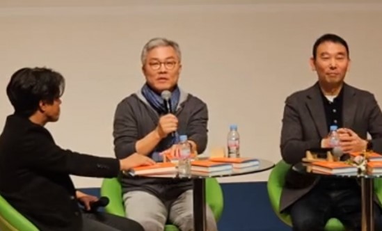 최강욱 전 더불어민주당 의원이 지난 19일 광주에서 열린 민형배 의원의 책 ‘탈당의 정치’ 출판 기념 북콘서트에서 발언하고 있다. 유튜브 나두잼TV  