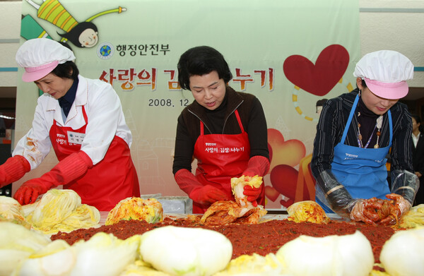 이명박 대통령 부인 김윤옥여사가 11일 오후 정부중앙청사에서 행정안전부 간부 부인, 여직원회인 '한우리회' 회원들과 함께 소외이웃에게 전달할 김장김치를 담그고 있다. 연합뉴스