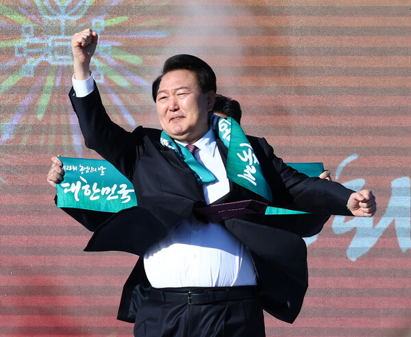 윤석열 대통령이 10일 오후 경기 수원 팔달구 서호 잔디광장에서 열린 제28회 농업인의 날 기념식에서 어퍼컷 세리머니를 하고 있다. 2023.11.10 [대통령실통신사진기자단] 연합뉴스