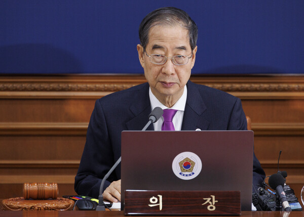 북한조선중앙통신이 북한이 군사정찰위성 '만리경-1호' 발사에 성공했다고 보도한 22일 오전 한덕수 국무총리가 서울 종로구 정부서울청사에서 열린 임시국무회의에 참석해 발언하고 있다.이날 열린 임시국무회의에서는 지난 2018년 3차 남북정상회담에서 남북 간 서명 합의된 9.19 남북군사합의 일부 효력정지안건 심의, 의결했다. 2023.11.22. 연합뉴스