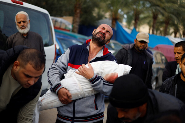 한 팔레스타인 주민이 가자 남부의 칸 유니스 소재 나세르 병원에 대한 이스라엘의 폭격으로 사망한  조카딸의 시신을 안고 오열하고 있다.  2023. 11. 22 [로이터=연합뉴스]