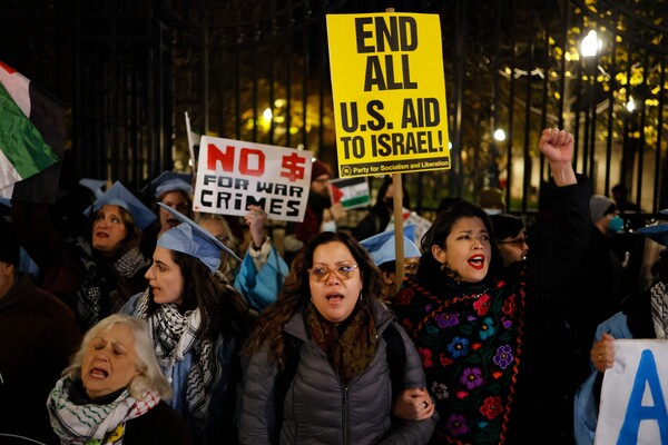  20일 뉴욕시티 소재 컬럼비아대에서 학생들이 시위를 하고 있다. 한 피켓에는 "전쟁 범죄를 위해 더 이상의 달러는 안 된다"고 씌어 있고, 다른 피켓에는 "미국은 이스라엘에 대한 모든 지원을 끊어라"라고 적혀 있다. 2023 11. 20 [AFP=연합뉴스]
