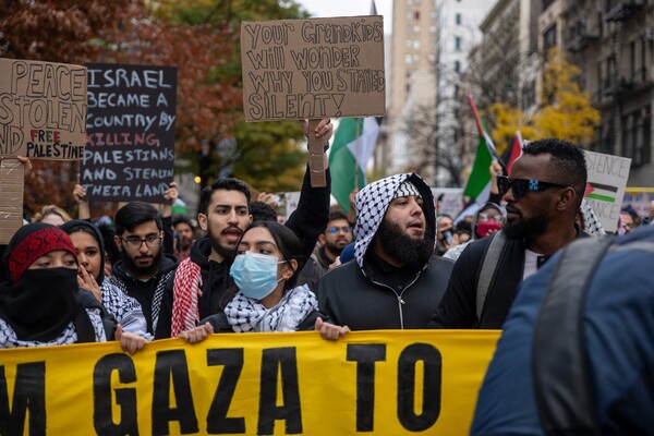22일 뉴욕 맨해턴 유니언 스퀘어에서 이스라엘-팔레스타인 휴전을 촉구하는 시위를 벌이고 있는 팔레스타인 지지자들. 2023.11.22. AFP 연합뉴스