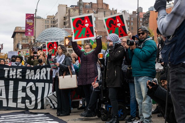 22일의 뉴욕 맨해턴 유니언 스퀘어에서 이-팔 휴전을 촉구하는 시위를 벌이고 있는 팔레스타인 지지자들. 2023.11.22. AFP 연합뉴스