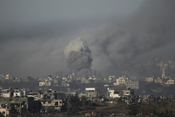 팔레스타인 무장정파 하마스와 이스라엘이 4일간의 임시휴전에 합의한 22일(현지시간) 이스라엘군의 공습을 당한 가자지구에서 시커먼 연기가 솟아오르고 있다. 하마스와 이스라엘은 이날 양측에 억류된 인질과 수감자들을 맞교환하는 조건으로 일시 휴전에 들어갔다. 2023.11.22. AP 연합뉴스