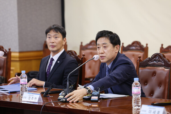 김주현 금융위원장이 20일 오후 서울 중구 은행연합회에서 열린 금융지주회장단 간담회에서 발언하고 있다. 왼쪽은 이복현 금융감독원장. 2023.11.20. 연합뉴스
