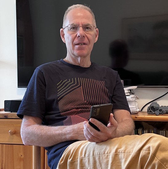 페이스북에 팔레스타인 희생자의 이름과 사진, 사연을 올렸다가 반역 의도 혐의로 체포돼 나흘간 독방에 감금됐던 이스라엘의 한 고교 교사인 메이르 바루친 박사. [더 뉴아랍 홈페이지 갈무리] 