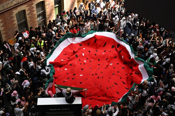 호주 멜버른 중심가에서 팔레스타인 지지 시위가 벌어지고 있다. 중앙에는 팔레스타인 기와 같은 색깔로 이뤄진 팔레스타인 상징인 수박 모양을 만들어 놓았다. 2023. 11. 23 [EPA=연합뉴스]