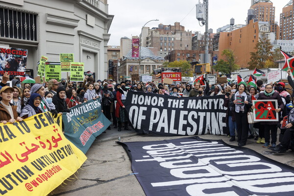  22일 뉴욕의 유니언 스퀘어에서 이스라엘의 군사작전에 반대하는 시민들이 팔레스타인 지지 시위를 벌이고 있다. 펼침막에는 "팔레스타인 순교자를 공경하라"는 글귀가 적혀 있다. 2023. 11. 22 [EPA=연합뉴스]