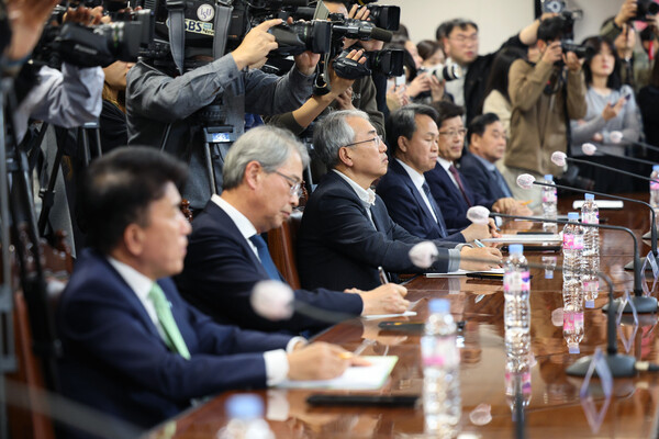 20일 오후 서울 중구 은행연합회에서 열린 금융지주회장단 간담회에서 참석자들이 김주현 금융위원장의 모두 발언을 듣고 있다. 왼쪽부터 함영주 하나금융지주 회장, 임종룡 우리금융지주 회장, 이석준 농협금융지주 회장, 진옥동 신한금융지주 회장, 빈대인 BNK금융지주 회장, 김기홍 JB금융지주 회장. 2023.11.20. 연합뉴스