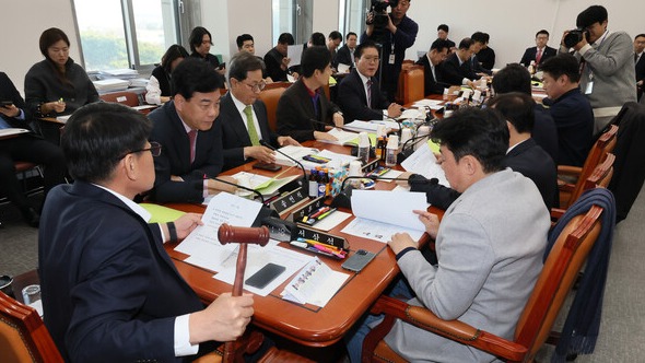 22일 국회에서 열린 예산결산특별위원회 예산심사소위에서 서삼석 위원장이 의사봉을 두드리고 있다. 2023.11.22. 연합뉴스