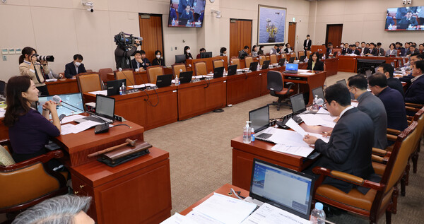 20일 국회 산업통상자원중소벤처기업위원회 전체회의가 여당 의원들이 불참한 채 열리고 있다. 2023.11.20. 연합뉴스