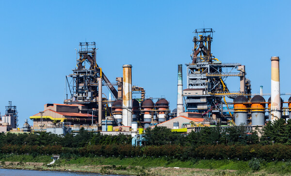 7일 오후 경북 포항 형산강에서 바라본 포스코의 포항 제철소가 가동이 멈춰 있다. 태풍의 힌남노의 영향으로 시간당 110mm의 비가 내린 포항 남구에 있는 포스코 포항 제철소는 핵심 설비인 고로 3기가 침수되지는 않았지만, 고로를 제외한 공장의 많은 부분이 침수되고 전기가 공급되지 않은 상태다. 현재 고로 3기에는 바람을 불어넣으며 잠시 휴식을 주는 '휴풍' 조치를 하며 제철소 다른 부분의 복구를 하고 있다. '휴풍' 가능 기간인 닷새를 넘기게 되면 용광로 재가동에 막대한 비용이 발생할 것으로 예상된다. 2022.9.7 연합뉴스 자료사진