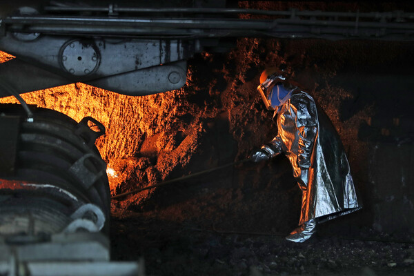 1일 경북 포항시 남구 제철동에 있는 포스코 포항제철소 2고로에서 한 직원이 용광로에서 쇳물을 만드는 작업을 하고 있다. 포항제철소는 지난해 9월 태풍 힌남노로 공장 대부분이 잠기는 큰 피해가 났으나 3개월여만에 대부분 복구했다. 2023.1.1 연합뉴스 자료사진