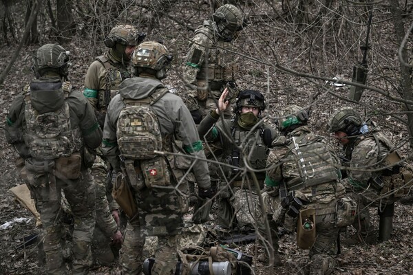 격전이 벌어지고 있는 우크라이나 돈바스 지방의 바흐무트 인근에서 지난 3월 15일 우크라이나 군 특수부대 병사들이 모여 있다. 2023.3.15.  AFP 연합뉴스