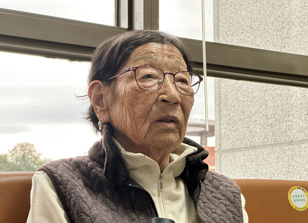 일제강제동원피해자 정신영 할머니가 9일 오후 광주법원에서 증인 심문을 마치고 소감을 밝히고 있다. 2023.11.9. 연합뉴스