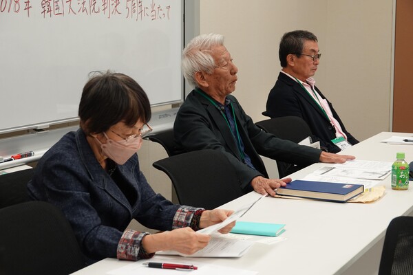 한국 대법원이 미쓰비시중공업과 일본제철에 강제동원 피해자들에 대한 불법 행위의 책임을 확정한 판결을 한 지 5주년을 맞아 27일 일본 도쿄 중의원 의원회관에서 일본 시민단체가 기자회견을 열고 기시다 후미오 총리와 두 기업에 사죄와 배상에 나설 것을 촉구하고 있다. 2023.10.27. 연합뉴스