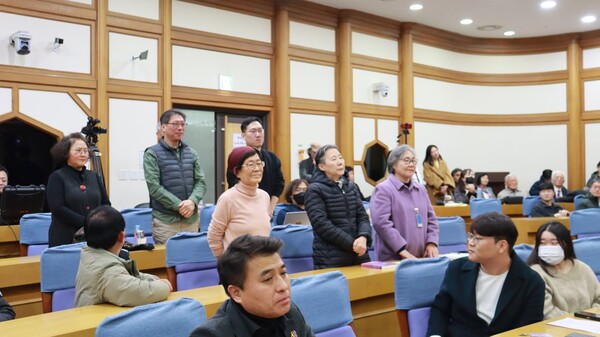 윤미향 의원과 함께 마녀사냥을 견뎌온 동료들이 중간에 일어서서 박수 받고 있다 - 윤미향 의원실