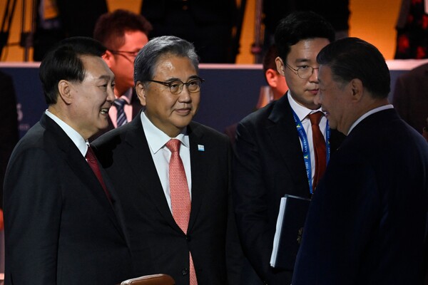윤석열 대통령과 시진핑 중국 국가주석이 16일 미국 캘리포니아주 샌프란시스코에서 열린 아시아태평양경제협력체(APEC) 정상회의에서 잠깐 만나고 있다. 2023 11. 16 [AFP=연합뉴스] 