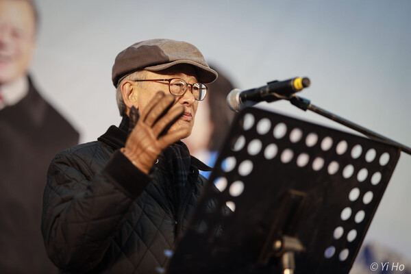 이부영 비상시국회의 상임고문이 25일 제66차 촛불 대행진 집회에 참석해 연설하고 있다. 2023.11.25 사진 이호 작가