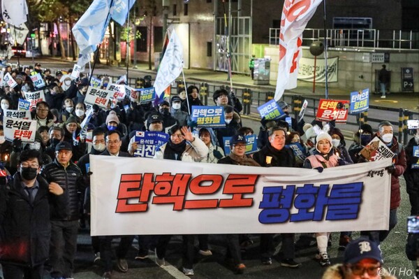 66차 촛불대행진에 참가한 시민들이 25일 서울 용산구 대통령실 방면으로 행진하고 있다. 2023.11.25. 사진 이호 작가