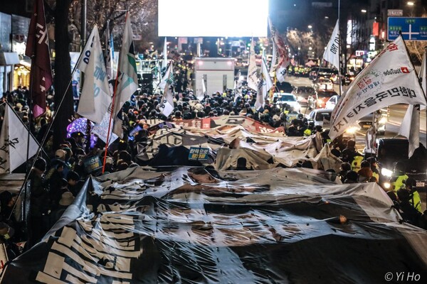 66차 촛불대행진에 참가한 시민들이 25일 서울 용산구 용산소방서 앞(대통령실 건너편)에서 '전쟁조장 평화파괴' '불법무법 언론장악' '혈세낭비 민생파괴' 등이 적힌 대형 현수막을 찢는 상징의식을 하고 있다. 2023.11.26. 사진 이호 작