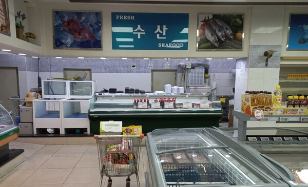 수산물 코너에 액젓 몇 병만 진열돼 있는 서울 강남구의 한 동네 마트. 2023.11.18 시민언론 민들레