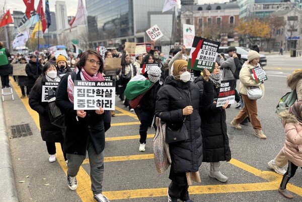 26일 '이스라엘의 가자지구 공격 규탄 한국 시민사회 3차 긴급행동' 집회에 참가한 시민들이 광화문 사거리 인근을 행진하며 구호를 외치고 있다. 2023.11.26. 김성진 기자