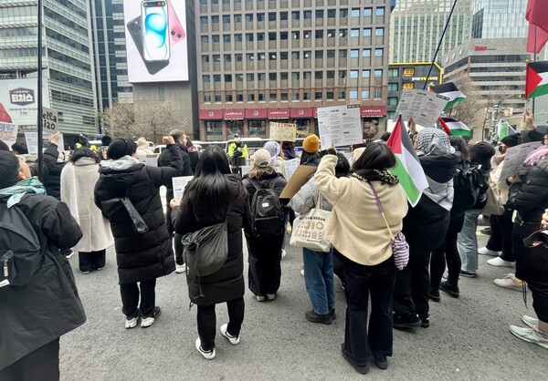 26일 '이스라엘의 가자지구 공격 규탄 한국 시민사회 3차 긴급행동' 집회에 참가한 시민들이 서울 종로구 서린동 주한 이스라엘 대사관 건물을 향해 함성을 외치고 있다. 2023.11.26. 김성진 기자