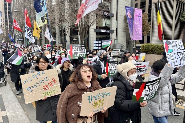 26일 '이스라엘의 가자지구 공격 규탄 한국 시민사회 3차 긴급행동' 집회에 참가한 시민들이 청계광장 인근을 행진하며 구호를 외치고 있다. 2023.11.26. 김성진 기자