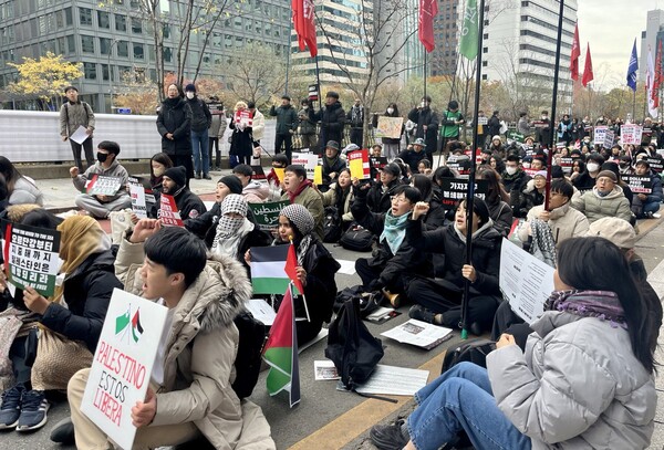 26일 서울 청계천 무교동 사거리 인근에서 열린 '이스라엘의 가자지구 공격 규탄 한국 시민사회 3차 긴급행동' 집회에 참가한 시민들이 구호를 외치고 있다. 2023.11.26. 김성진 기자