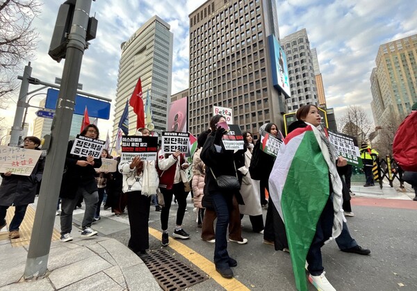 26일 '이스라엘의 가자지구 공격 규탄 한국 시민사회 3차 긴급행동' 집회에 참가한 시민들이 주한 이스라엘 대사관 인근에서 행진을 하고 있다. 2023.11.26. 김성진 기자
