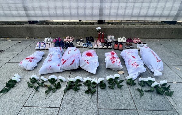 26일 서울 청계천 무교동 사거리 인근에서 열린 '이스라엘의 가자지구 공격 규탄 한국 시민사회 3차 긴급행동' 집회 현장에 팔레스타인 어린이를 추모하는 하얀 국화와 아동화가 놓여 있다. 2023.11.26. 김성진 기자