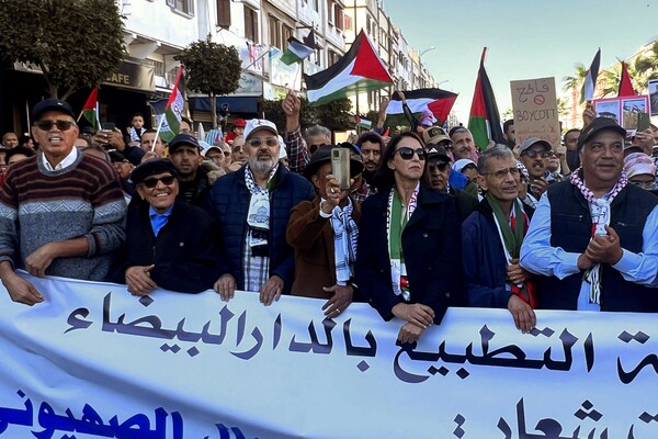 모로코 시민들이 26일 카사블랑카에서 팔레스타인 가자의 영구 휴전과 이스라엘과의 외교 관계 중단을 촉구하는 시위를 벌이고 있다. 2023 11. 26 [AFP=연합뉴스]
