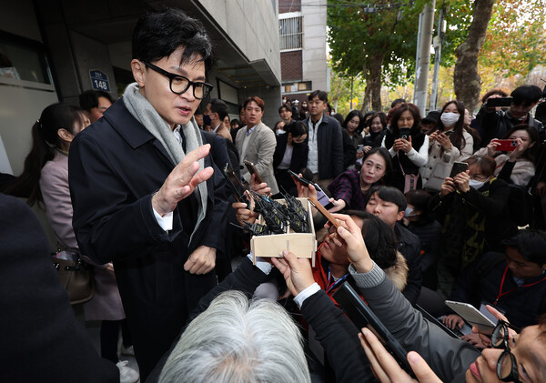 한동훈 법무부 장관이 17일 대구 수성구 스마일센터 앞에서 취재진의 질문에 답하고 있다. 2023.11.17. 연합뉴스