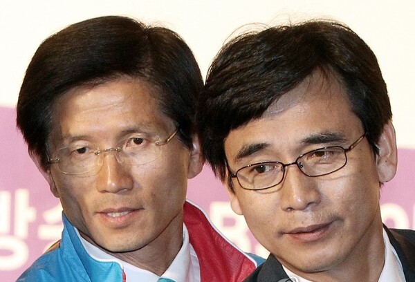 김문수 노사정위 위원장(왼쪽)과 유시민 작가. 2010년, 한나라당 김문수 후보는 국민참여당 유시민 후보와 야권 단일후보로 경기지사 자리를 놓고 맞붙었다. 연합뉴스 자료