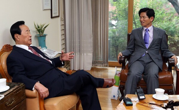 김문수 경기지사가 새누리당 대권 경선 참여 의사를 밝힌 직후인 지난 2012년 서울 상도동의 고 김영삼 대통령의 자택을 방문, 얘기를 나누고 있다. 2012.7.11. 연합뉴스