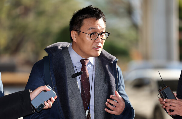 지난해 대통령 선거를 앞두고 윤석열 대통령의 명예를 훼손하는 보도를 했다는 의혹으로 수사받는 허재현 리포액트 기자가 28일 오전 피의자 신분으로 조사를 받기 위해 서울 서초구 서울중앙지검으로 출석하며 발언하고 있다. 2023.11.28. 연합뉴스